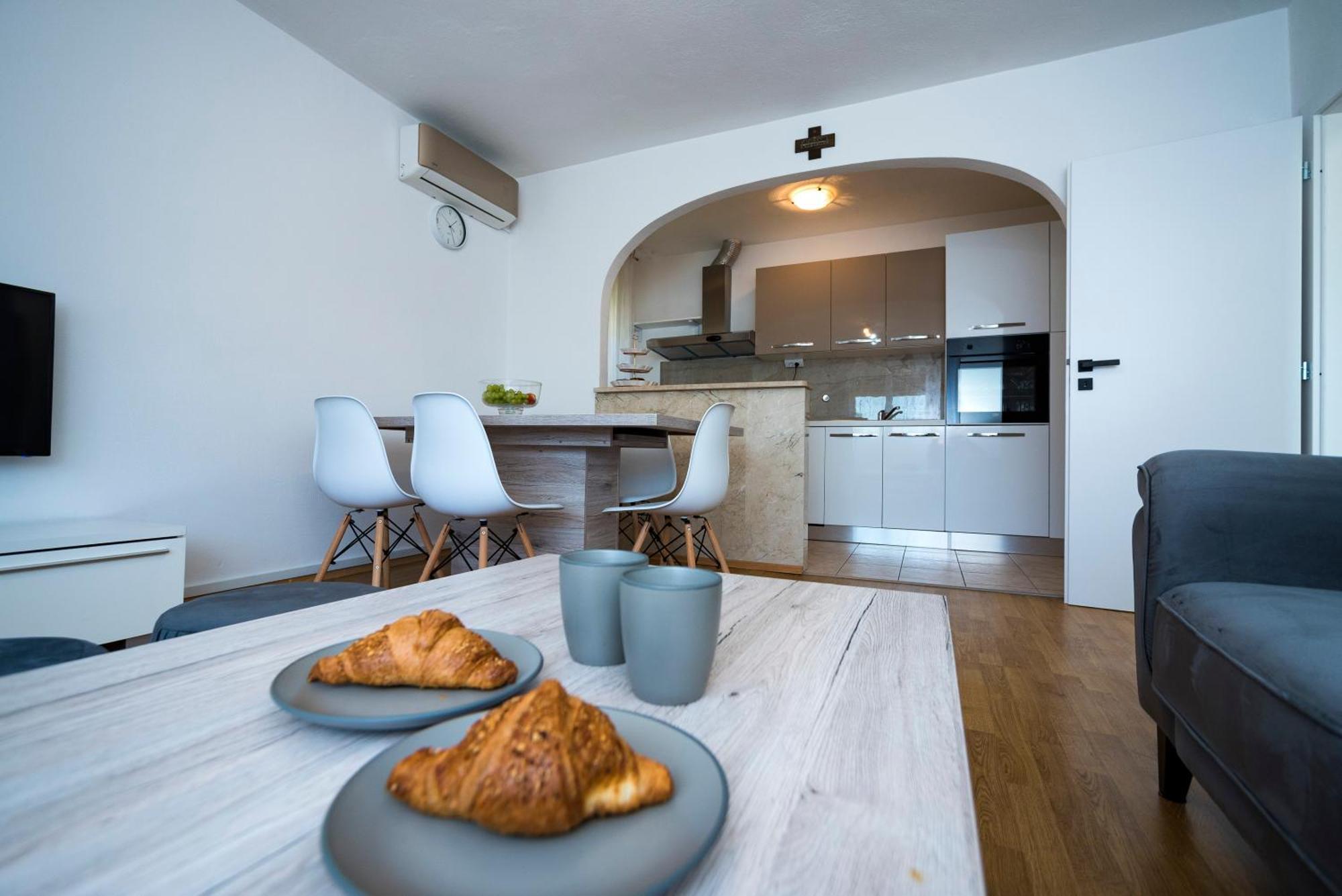 M&M Pelivan Apartments Solin Exteriör bild